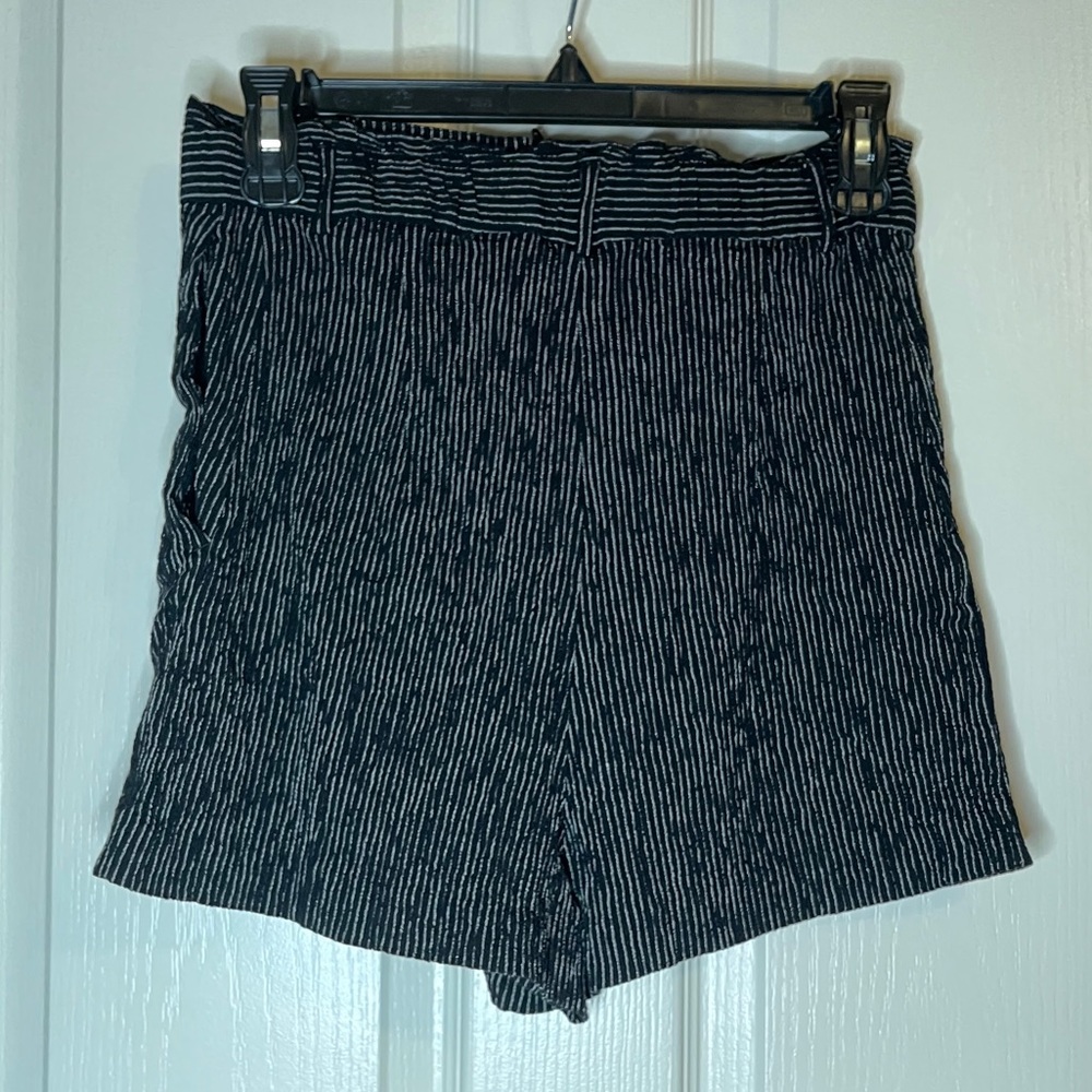 H&M: Bermudas High Rise Shorts